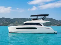 Power Catamaran Samui — seitlich