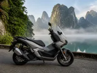 Honda ADV 150 — seitlich