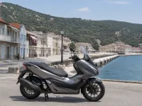 Honda Forza 300 — ด้านข้าง