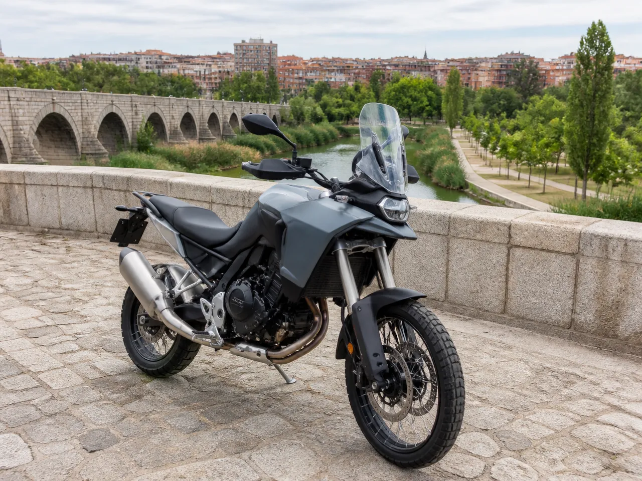 BMW F 900 GS — front
