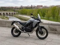 BMW F 900 GS — side