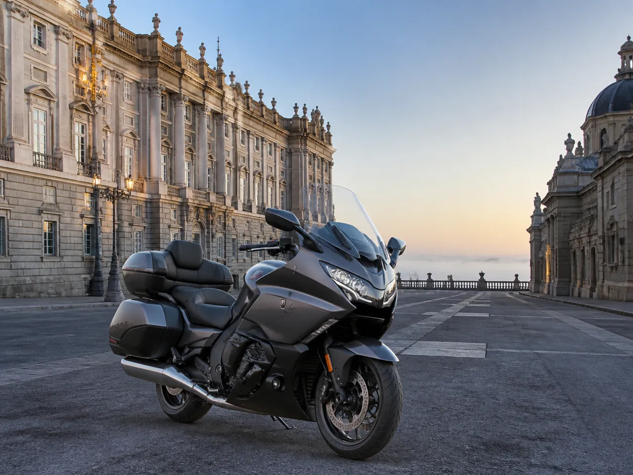 BMW K 1600 Grand America — front