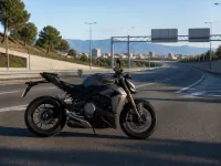 Ducati Streetfighter V2 — seitlich