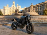 Husqvarna Svartpilen 801 — 正面