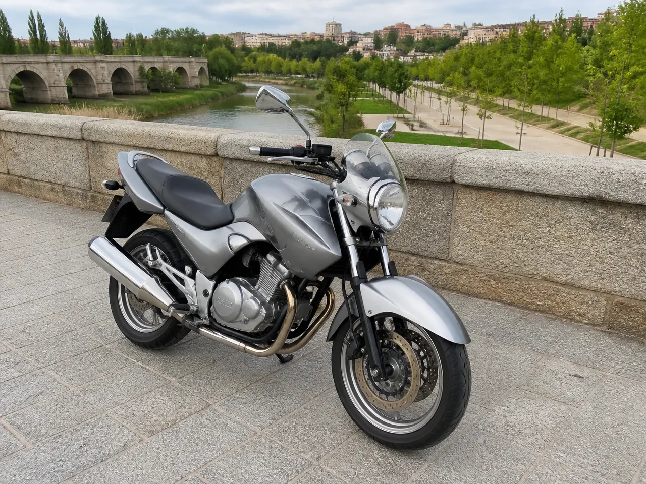 Suzuki Inazuma 250 — frontal