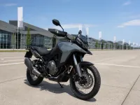 Suzuki V-Strom 800DE — 正面