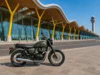 Triumph Bonneville T100 — side