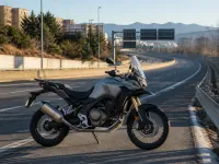 VOGE 900DSX — seitlich