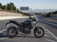 Yamaha Tracer 700 — seitlich