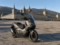 Honda ADV 350 — vorn