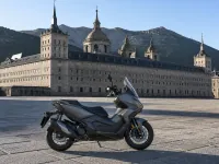 Honda ADV 350 — seitlich