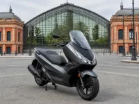 Honda Forza 300 — vorn