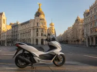 Honda PCX 125 — seitlich