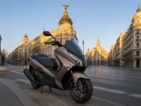 Kymco Super Dink 300 — vorn