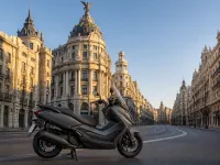 Kymco Super Dink 300 — seitlich