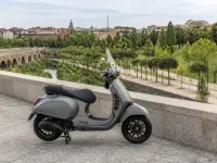 Vespa GTS 125 — seitlich