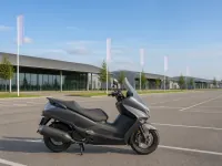 Yamaha Majesty 400 — seitlich