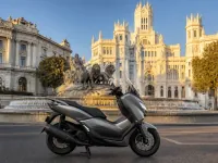 Yamaha NMAX 125 — seitlich
