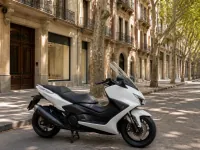 Yamaha TMAX 560 — side