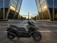 Yamaha Tricity 300 — side
