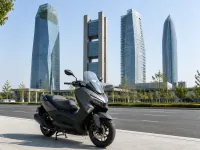 Yamaha XMAX 125 — vorn