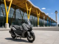 Yamaha XMAX 300 — 正面