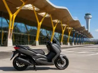Yamaha XMAX 300 — 侧面