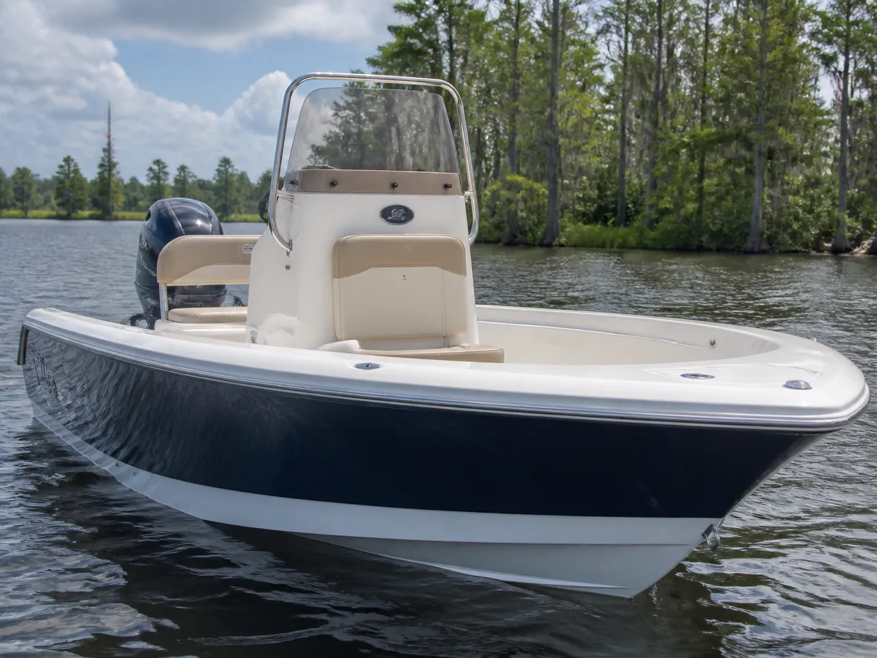 Robalo 160 Center Console — front
