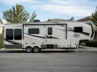Forest River Cedar Creek Silverback 31IK — lateral