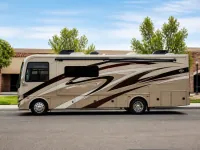 Thor Motor Coach Miramar 35.3 — side
