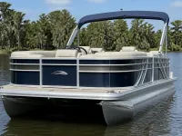 Bennington Marine Tritoon — frontal