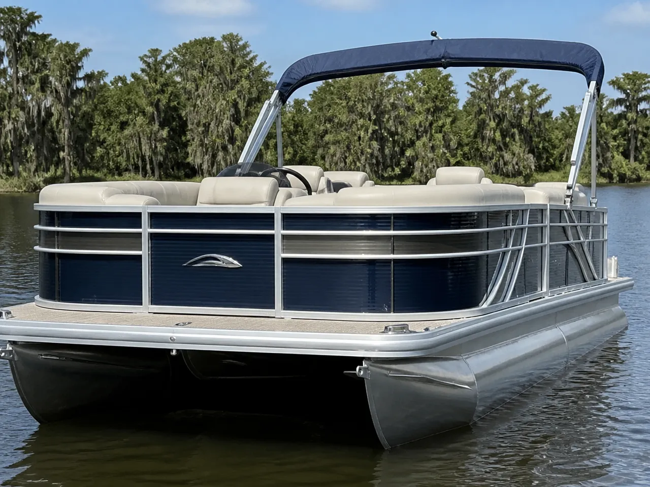 Bennington Marine Tritoon — frontal