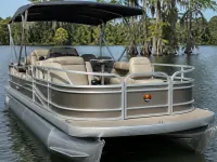 Sun Tracker Bass Buggy 18 DLX — frontal