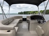 Sun Tracker Fishin' Barge 20 DLX — detail