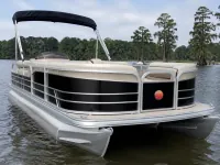 Sun Tracker Party Barge 18 DLX — frontal