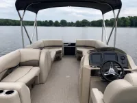 Sun Tracker Party Barge 18 DLX — detalle