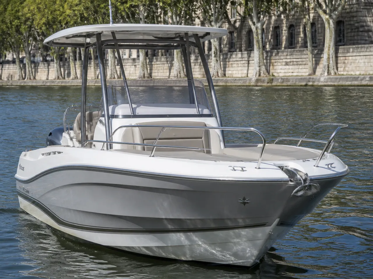 Jeanneau Cap Camarat 7.5 CC — الأمام