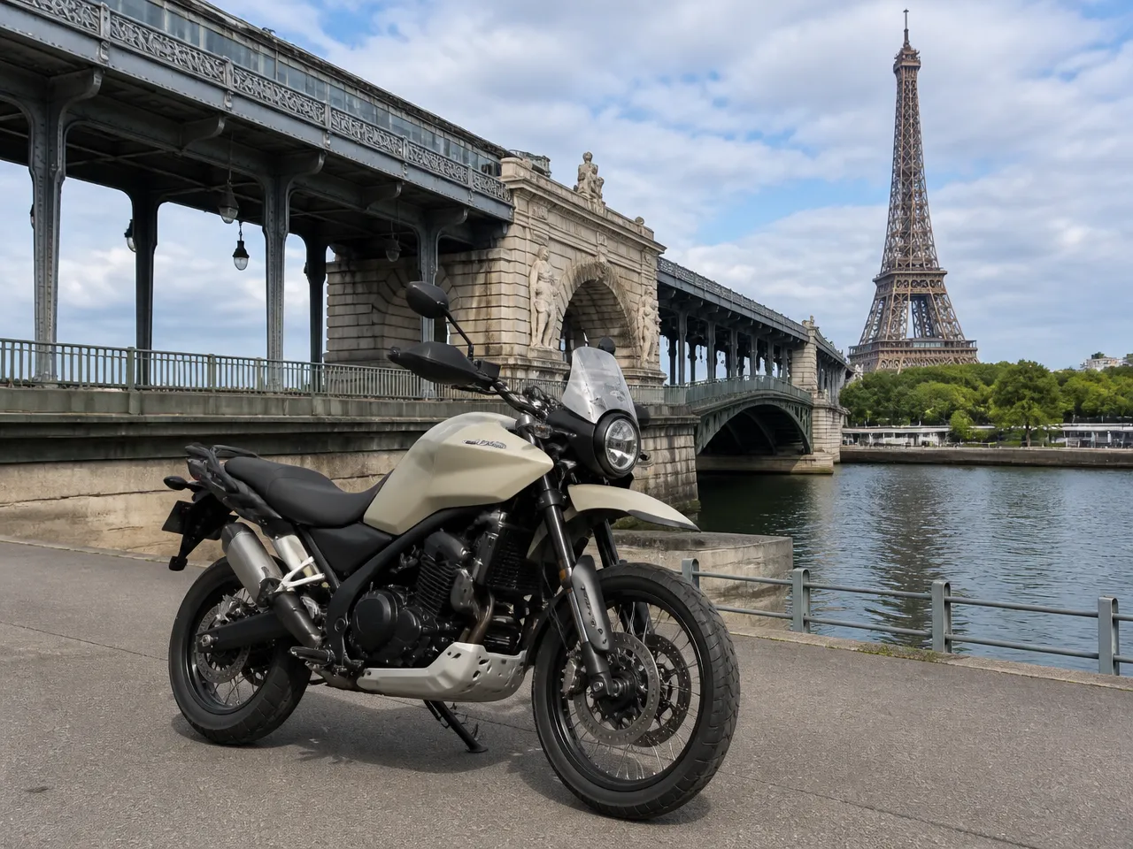 Moto Guzzi V85 TT — 正面