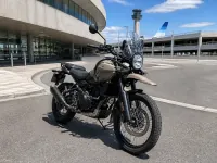 Royal Enfield Himalayan 450 — avant