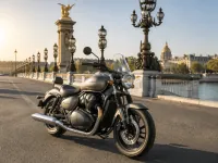 Royal Enfield Super Meteor 650 — vorn