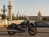 Royal Enfield Super Meteor 650 — seitlich