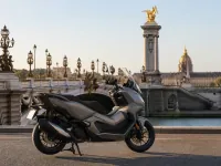 Honda ADV 350 — seitlich