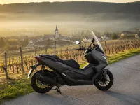 Honda Forza 125 — 侧面