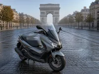 Honda Forza 350 — 正面