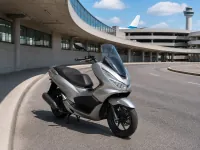 Honda PCX 125 — الأمام