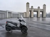 Piaggio MP3 300 HPE — seitlich