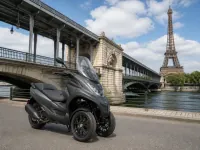 Piaggio MP3 400 Sport — الأمام