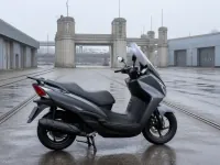 Suzuki Burgman 125 — seitlich