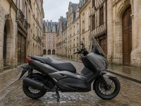 Yamaha XMAX 400 — seitlich