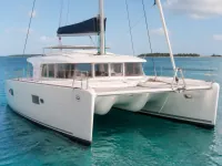 Lagoon 421 — front
